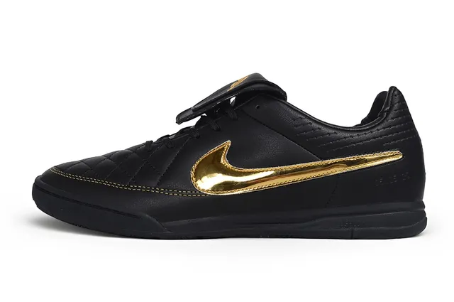 Nike Tênis de futebol indoor de couro preto e dourado acolchado com upper metálico Swoosh 5