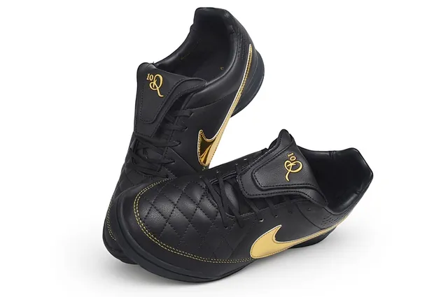 Nike Tênis de futebol indoor de couro preto e dourado acolchado com upper metálico Swoosh 6