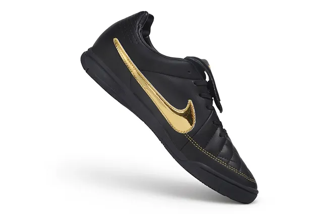 Nike Tênis de futebol indoor de couro preto e dourado acolchado com upper metálico Swoosh 7