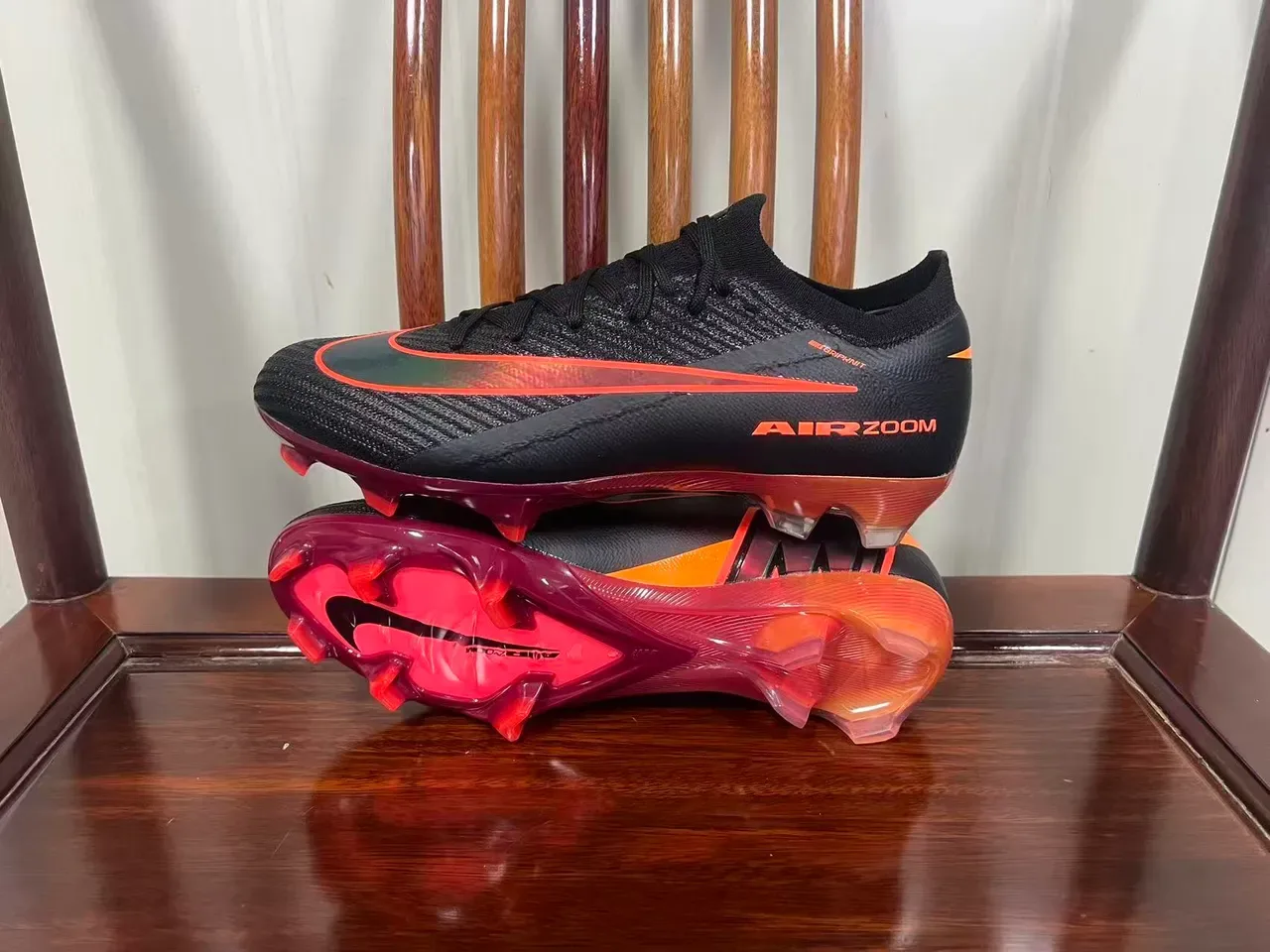 Nike Chaussures de football avec empeigne en maille noires et oranges, col bas, terrain ferme 7