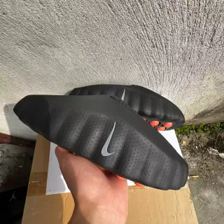Nike أسود برتقالي مثقب صناعي علوي مكشوف أصابع أعمدة حذاء رياضي