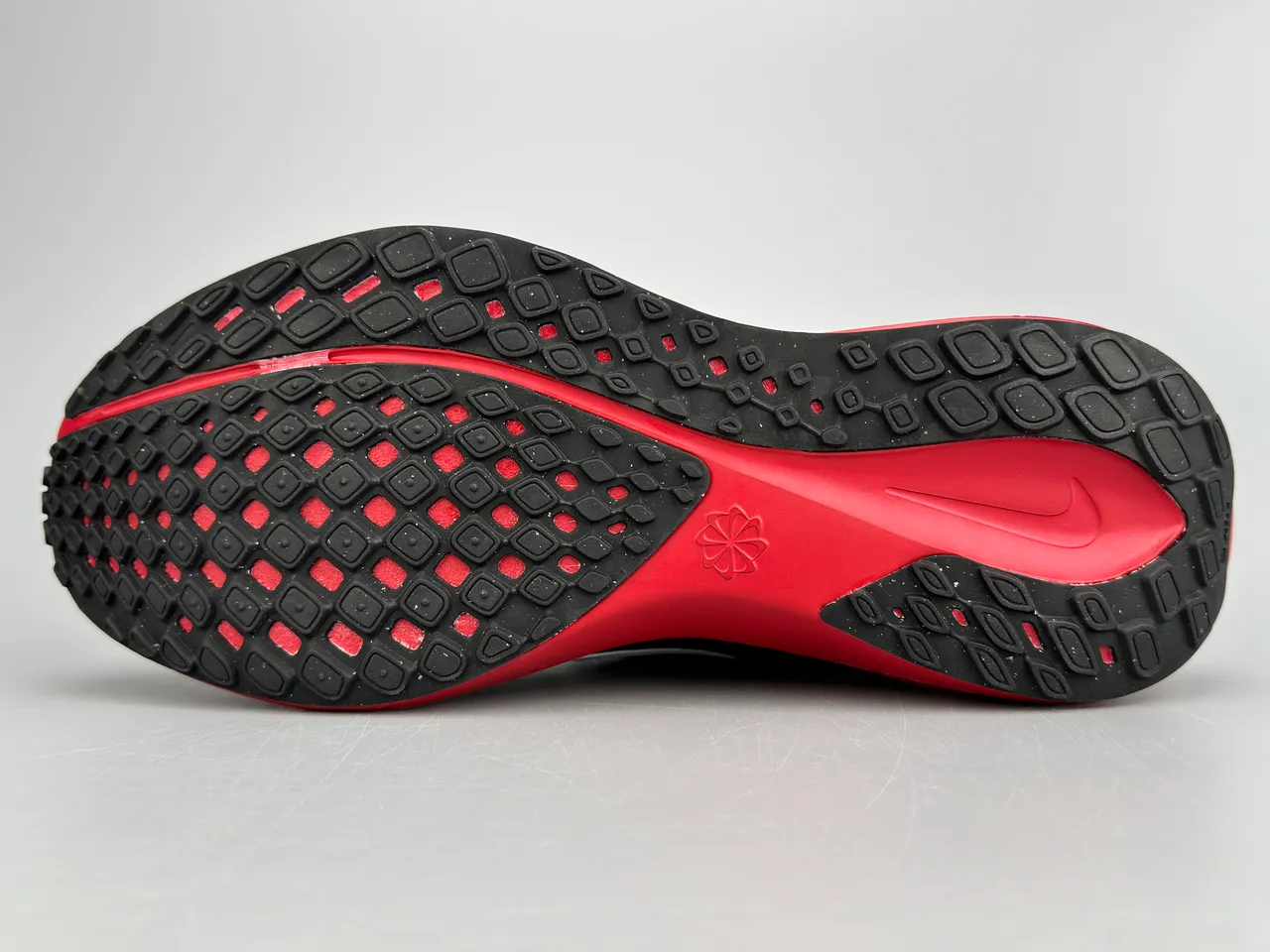 Nike Black Red Engineered Mesh Upper Gradient Midsole Running Shoes 8