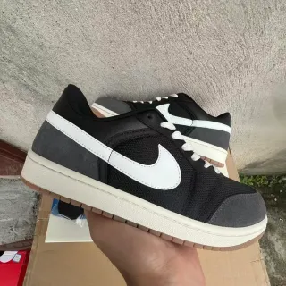 Nike Chaussures Lifestyle Noir Blanc Basse avec Partie Supérieure en Daim et Maille