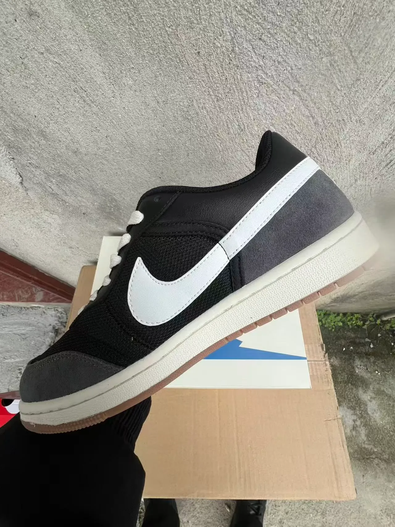 Nike Black White Low-Top Suede-Mesh Upper Lifestyle Sneakers 4