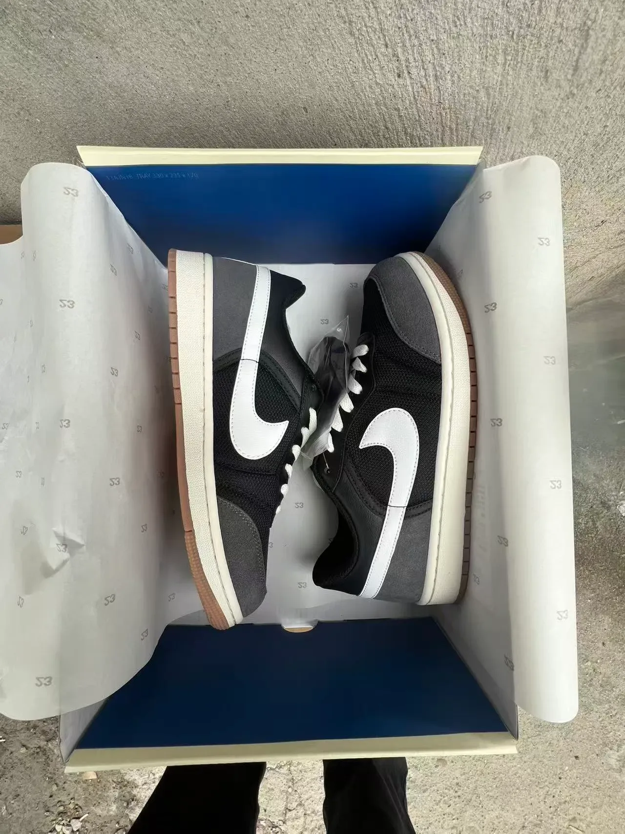 Nike Black White Low-Top Suede-Mesh Upper Lifestyle Sneakers 8