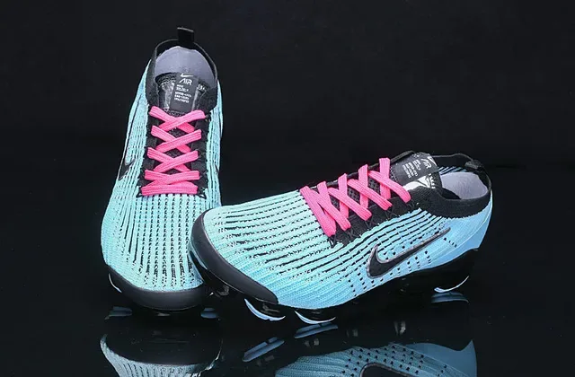 Nike 蓝粉 Flyknit 鞋面 可见 Air Cushioning 单元 生活方式运动鞋 7