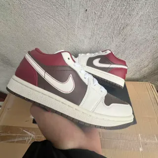 Nike حذاء رياضي أسلوب حياة أحمر بني منخفض مع لوح جلدي