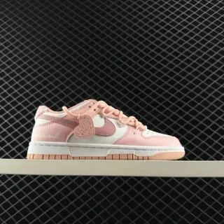 Nike Dunk Low حذاء أسلوب حياة وردي وأبيض