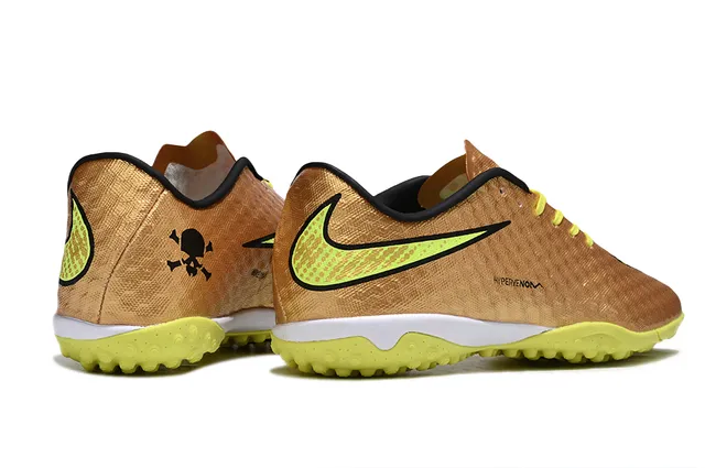 Nike Hypervenom Sapatos de futebol Turf com upper texturizado em amarelo dourado metálico e acentos neon 4
