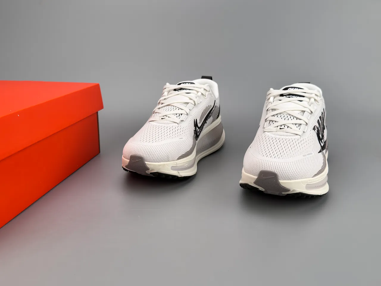 Nike Invincible Run White Black Engineered Knit Upper Graphic Motif Running Shoes 3