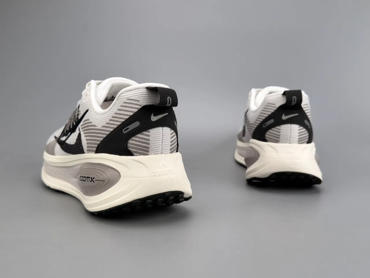 Nike Invincible Run White Black Engineered Knit Upper Graphic Motif Running Shoes 8
