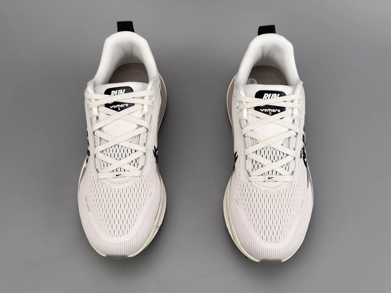 Nike Invincible Run White Black Engineered Knit Upper Graphic Motif Running Shoes 9