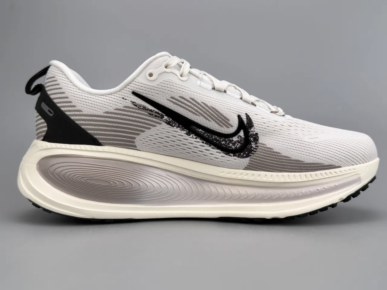 Nike Invincible Run White Black Engineered Knit Upper Graphic Motif Running Shoes 10
