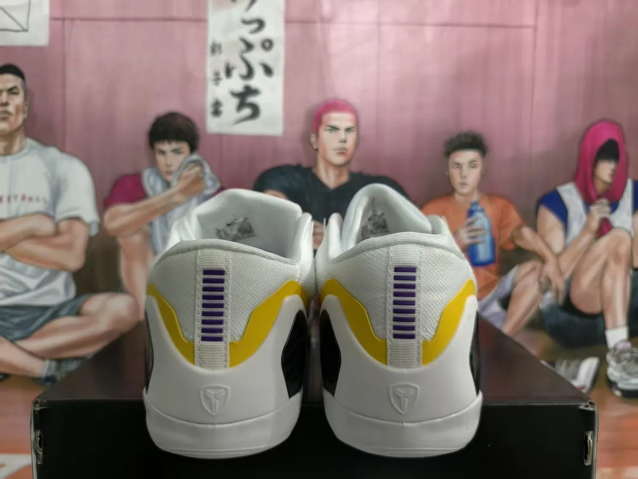 Nike Kobe 4 Protro White Purple Yellow Tênis de Basquete 3
