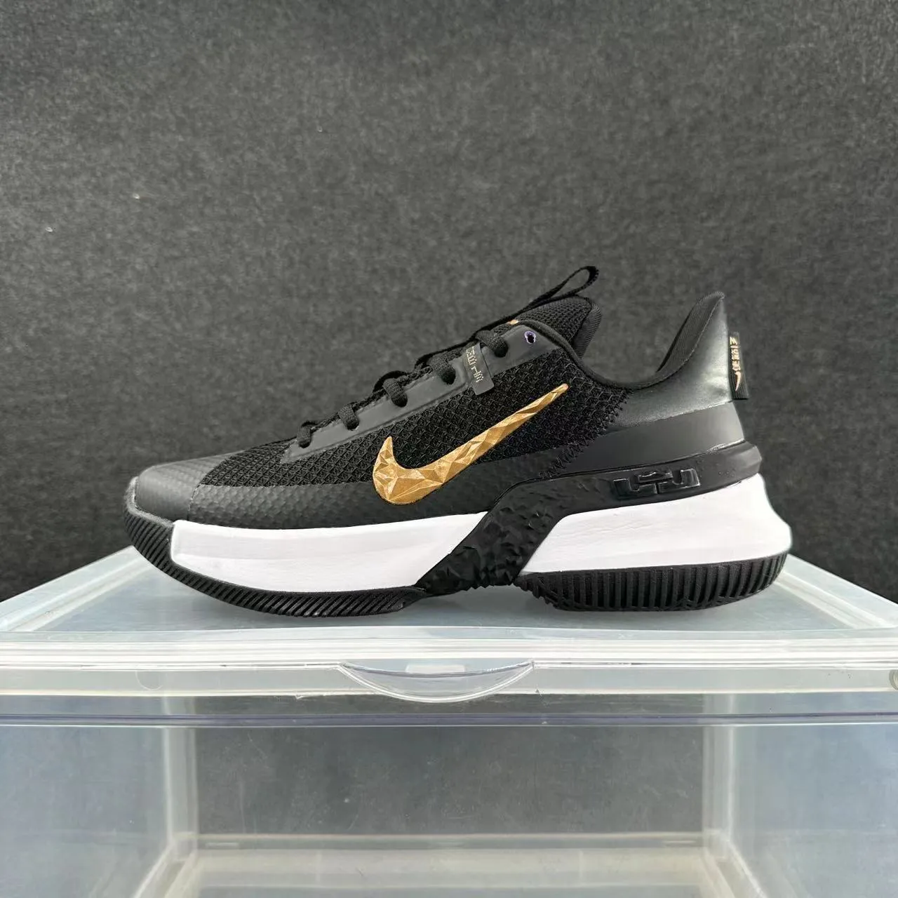 Nike LeBron Witness Chaussures de basketball Noir Or Facetté Swoosh Maille 2