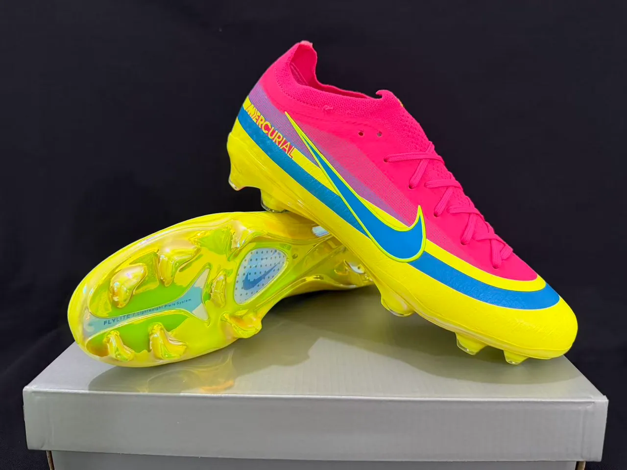 Nike Mercurial Sapatos de futebol rosa e amarelo, upper baixo em malha, sola translúcida neon, para solo firme 9