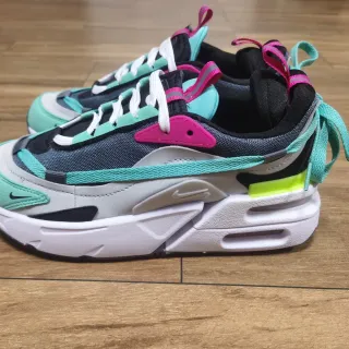 Nike বহুবর্ণ স্তরযুক্ত জাল এবং সিন্থেটিক উপর নকশিত মধ্যসোল মোটা জুতা