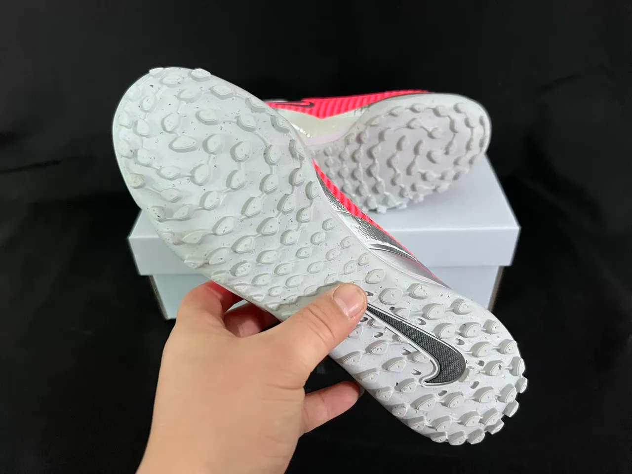 Nike برتقالي وردي محبوك علوي عاكس فضي Swoosh عشب صناعي كرة القدم أحذية 9