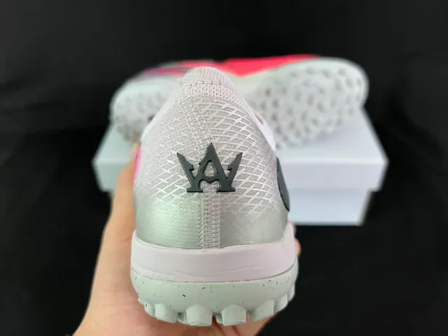 Nike برتقالي وردي محبوك علوي عاكس فضي Swoosh عشب صناعي كرة القدم أحذية 10