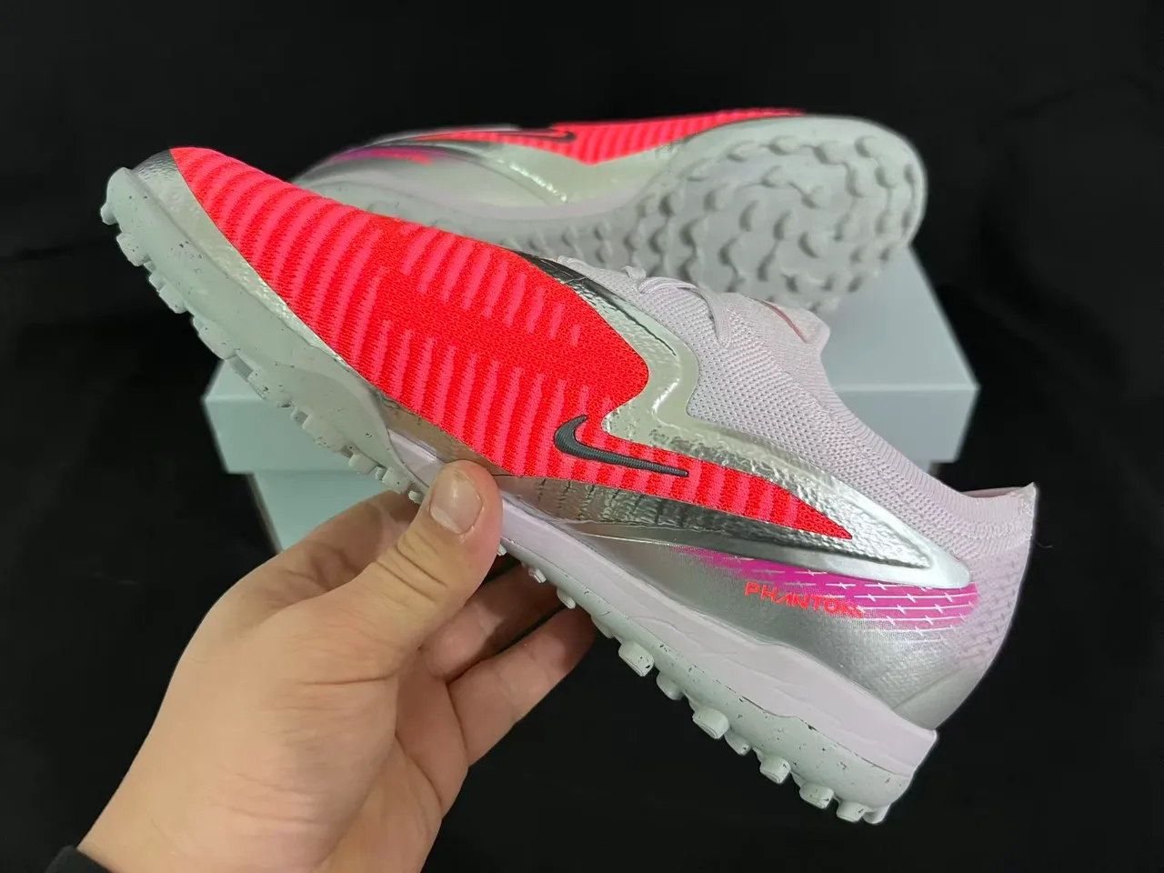 Nike برتقالي وردي محبوك علوي عاكس فضي Swoosh عشب صناعي كرة القدم أحذية 11
