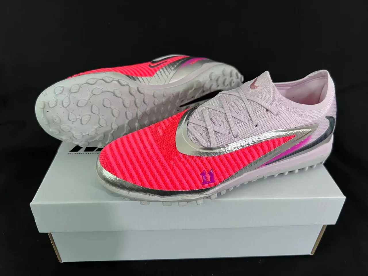 Nike برتقالي وردي محبوك علوي عاكس فضي Swoosh عشب صناعي كرة القدم أحذية 16