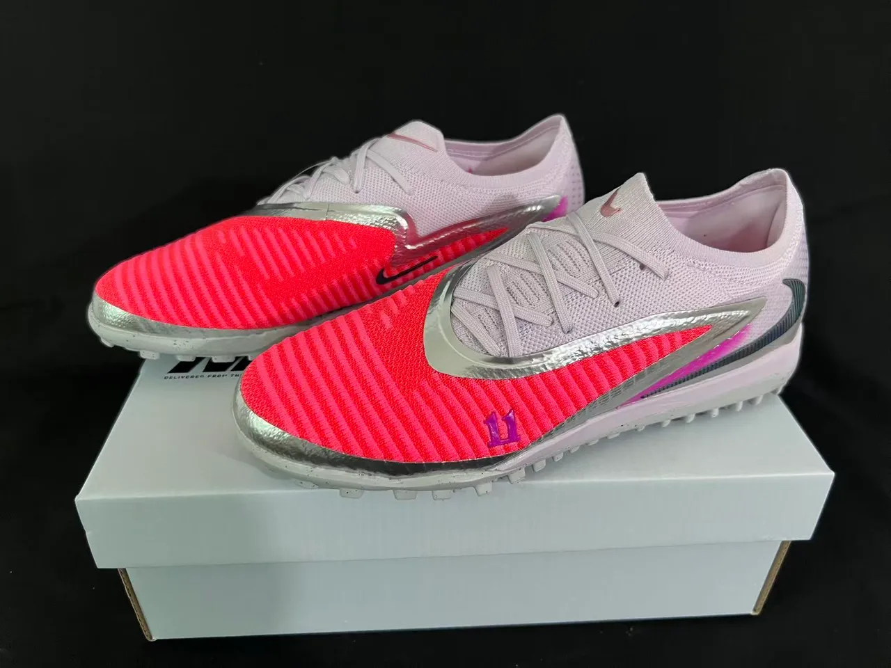 Nike برتقالي وردي محبوك علوي عاكس فضي Swoosh عشب صناعي كرة القدم أحذية 17
