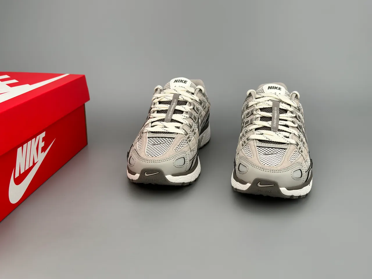 Nike P-6000 أحذية جري رمادية شبكية وصناعية 3