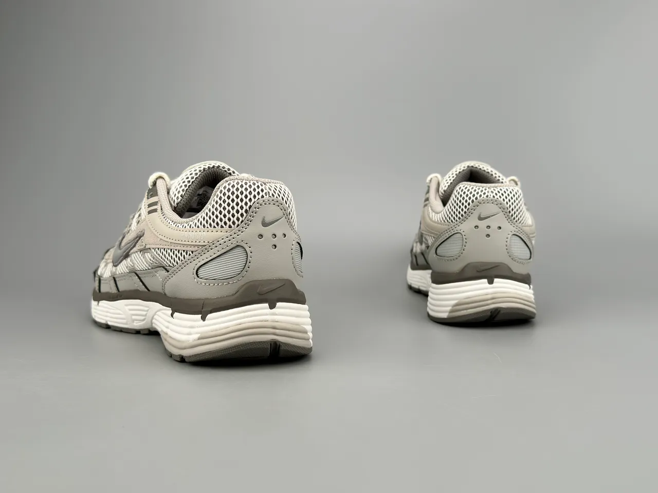Nike P-6000 أحذية جري رمادية شبكية وصناعية 4