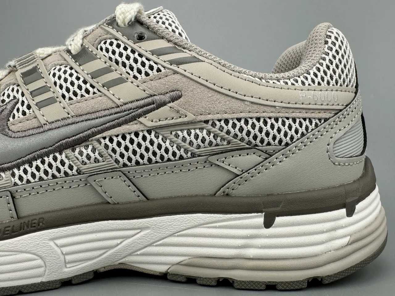 Nike P-6000 أحذية جري رمادية شبكية وصناعية 5