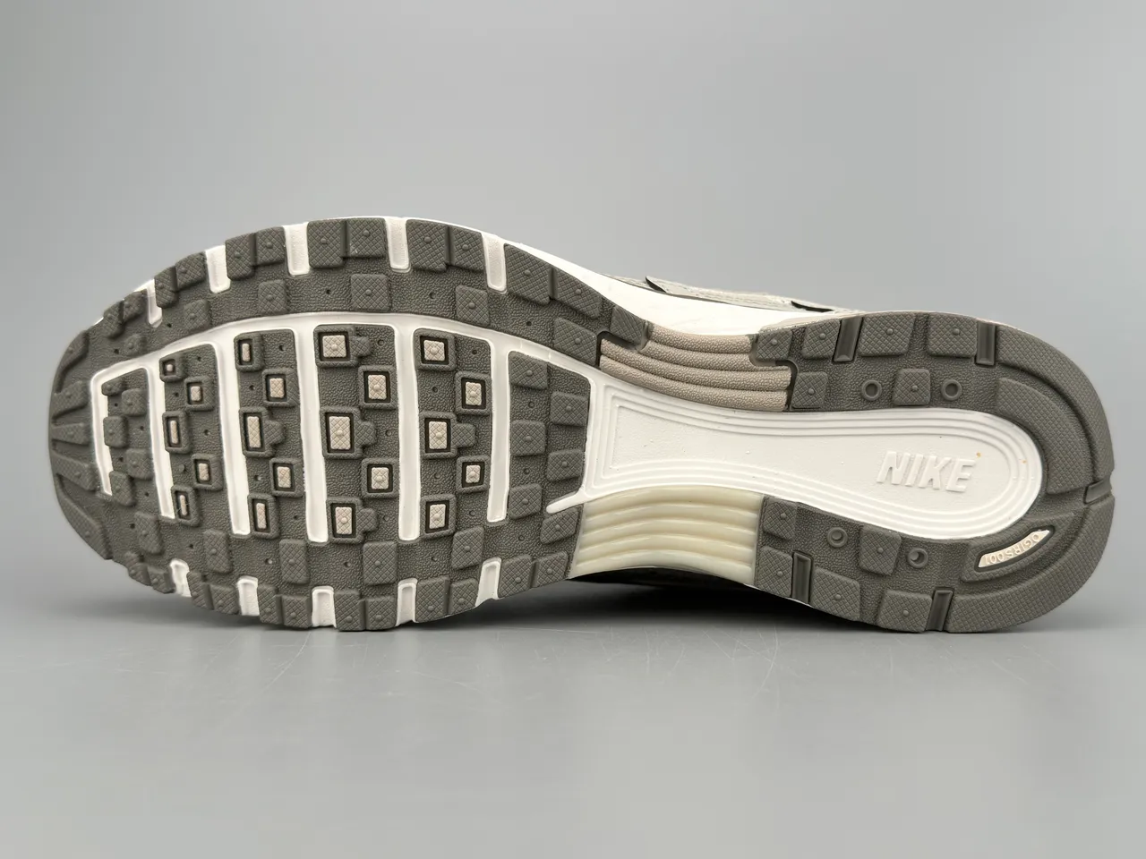 Nike P-6000 أحذية جري رمادية شبكية وصناعية 8