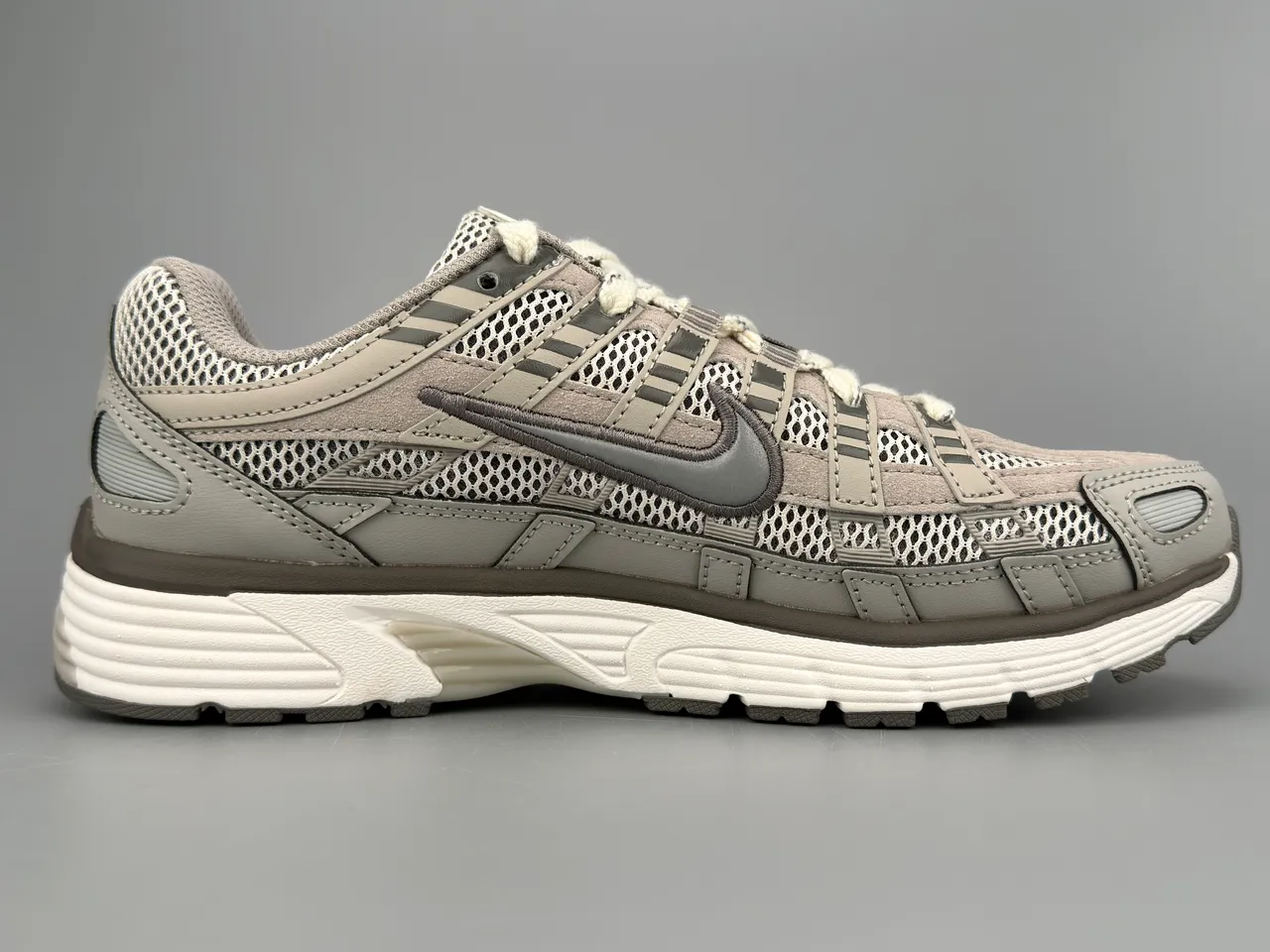 Nike P-6000 أحذية جري رمادية شبكية وصناعية 10