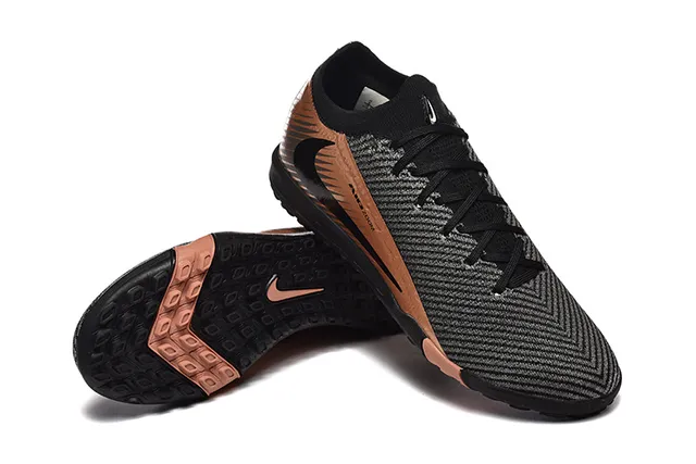 Nike Phantom GT Sapatos de futebol com upper preto dourado em malha, acentos metálicos cobre, para gramado 2