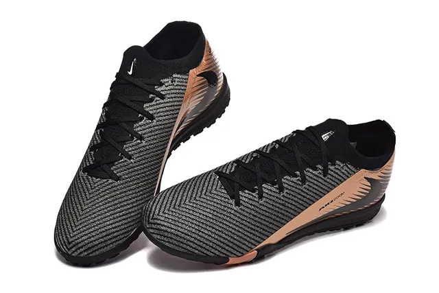 Nike Phantom GT Sapatos de futebol com upper preto dourado em malha, acentos metálicos cobre, para gramado 3
