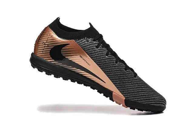 Nike Phantom GT Sapatos de futebol com upper preto dourado em malha, acentos metálicos cobre, para gramado 4