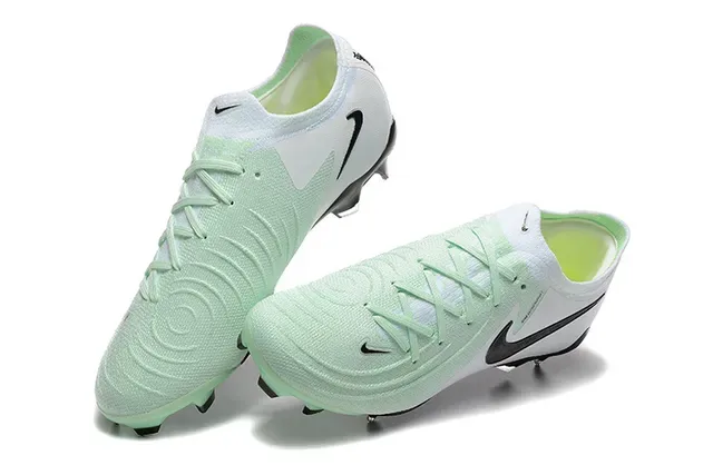 Nike Phantom GT Tênis de Futebol Branco e Verde Upper de Malha Lacê Asimétrico Campo Firme 3
