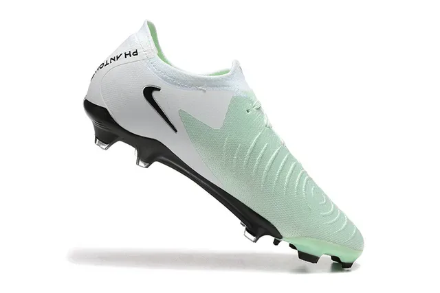 Nike Phantom GT Tênis de Futebol Branco e Verde Upper de Malha Lacê Asimétrico Campo Firme 4