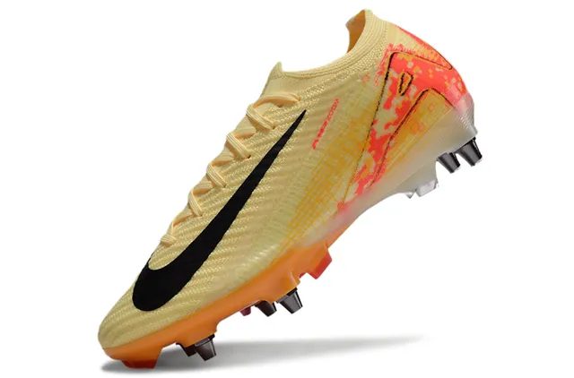 Nike Phantom GT Zapatos de fútbol con superior de malla amarillo naranja, superposición gráfica pixelada y superficie firme 3