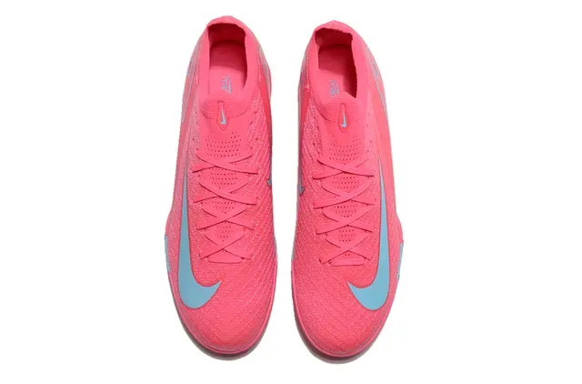 Nike Chuteira de Futebol Turf com Upper em Tricô e Língua Integrada Rosa e Azul 2