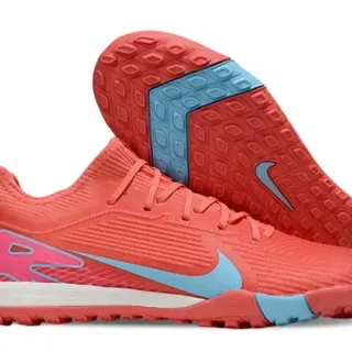 Nike Sapatos de Futebol Turf Upper de Tricô em Vermelho e Rosa Cadarços Assimétricos