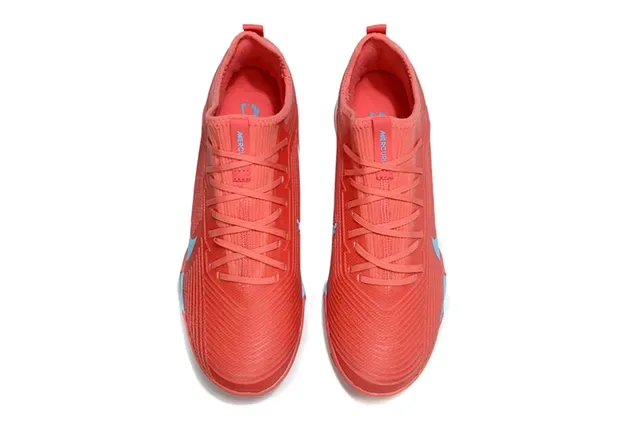 Nike Sapatos de Futebol Turf Upper de Tricô em Vermelho e Rosa Cadarços Assimétricos 2