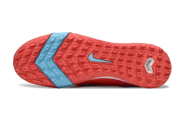 Nike Sapatos de Futebol Turf Upper de Tricô em Vermelho e Rosa Cadarços Assimétricos 6