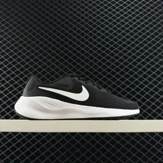 Nike Revolution 4 Black and White दৌড়ের জুতো