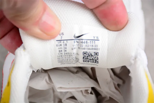 Nike Tênis de corrida brancos multicolor com malha superior e camadas de overlays sintéticos 10