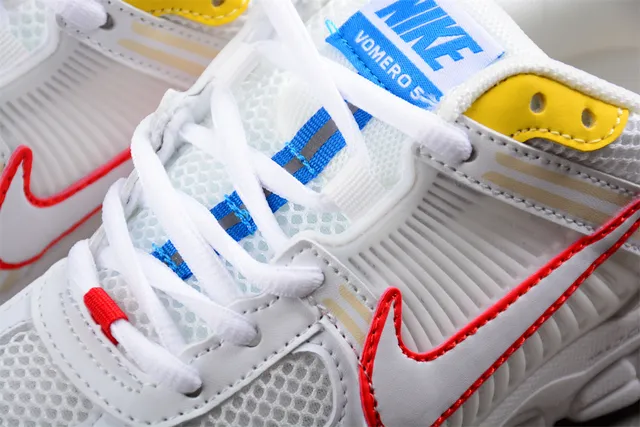 Nike Tênis de corrida brancos multicolor com malha superior e camadas de overlays sintéticos 14
