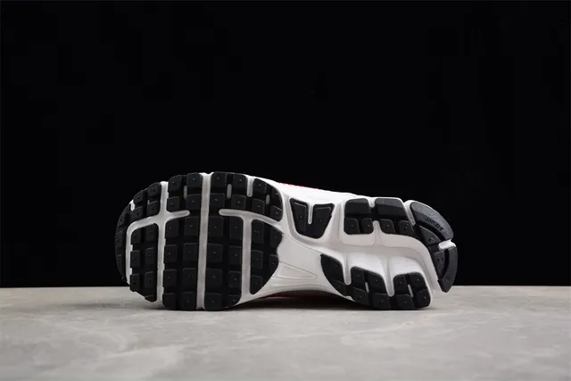 Nike Tênis de corrida brancos multicolor com malha superior e camadas de overlays sintéticos 5