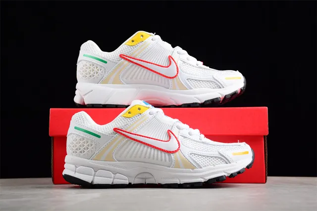 Nike Tênis de corrida brancos multicolor com malha superior e camadas de overlays sintéticos 7