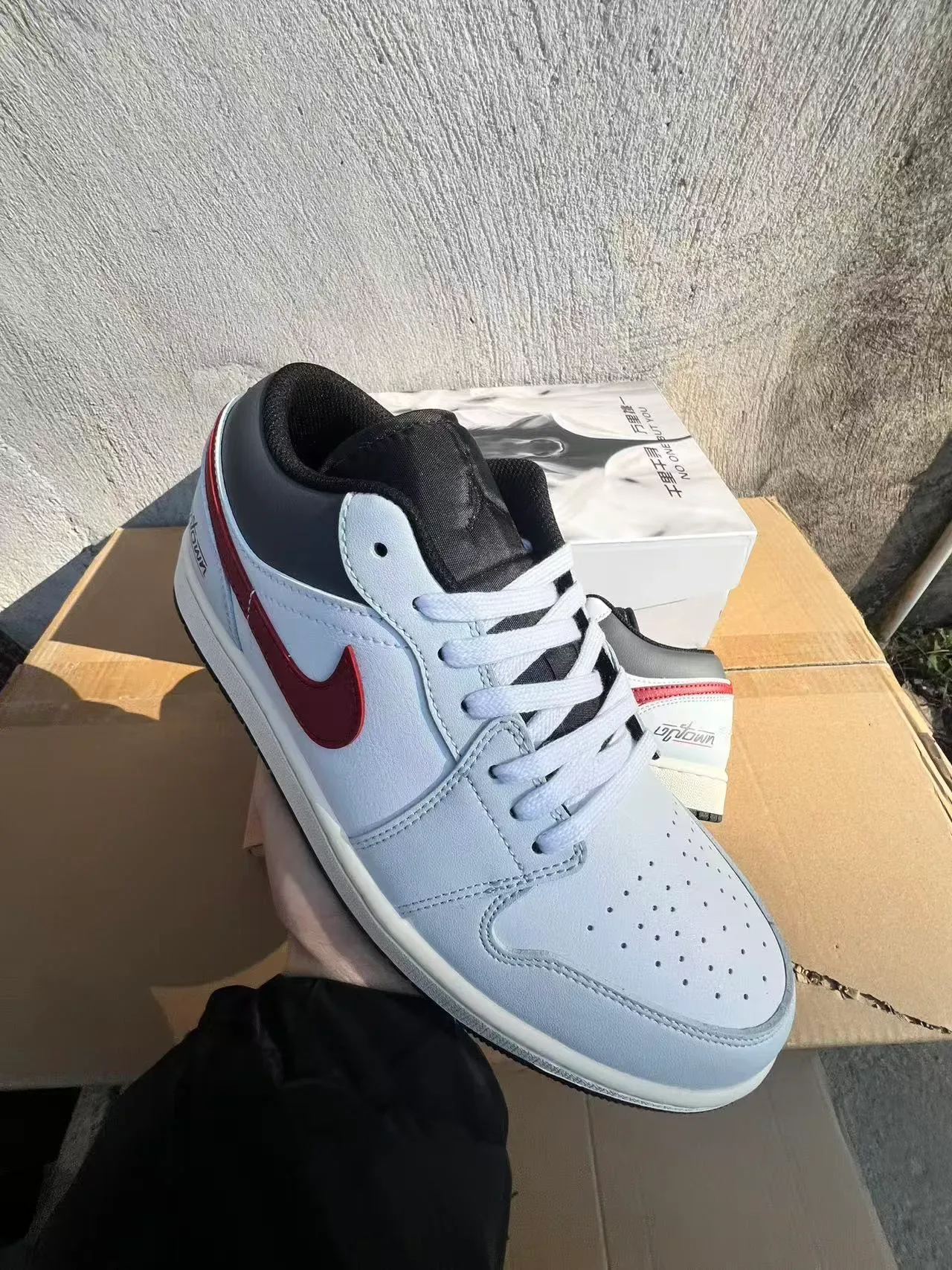 Nike White Red Low-Top Padded Collar Lifestyle Sneakers 2