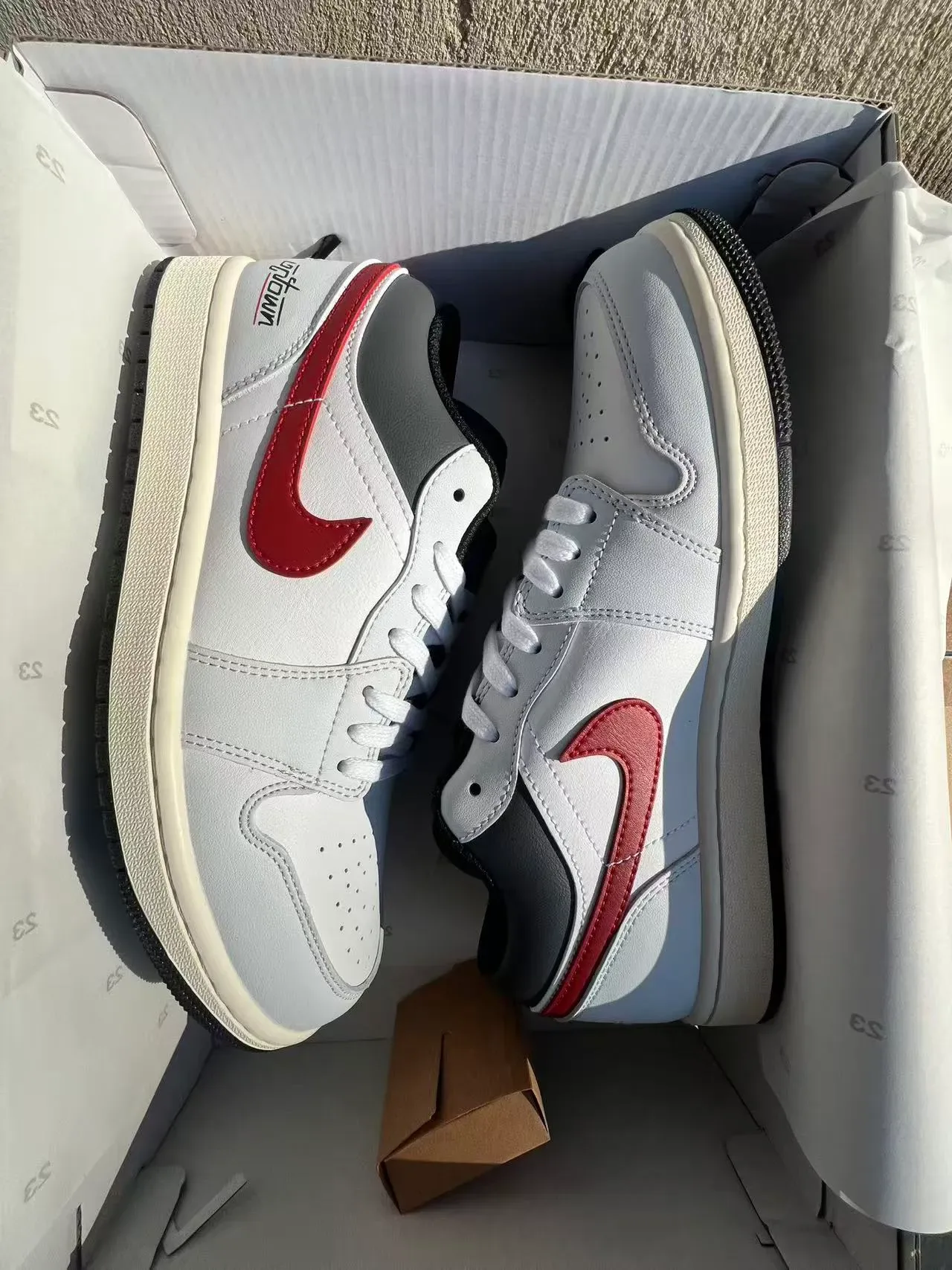 Nike White Red Low-Top Padded Collar Lifestyle Sneakers 9