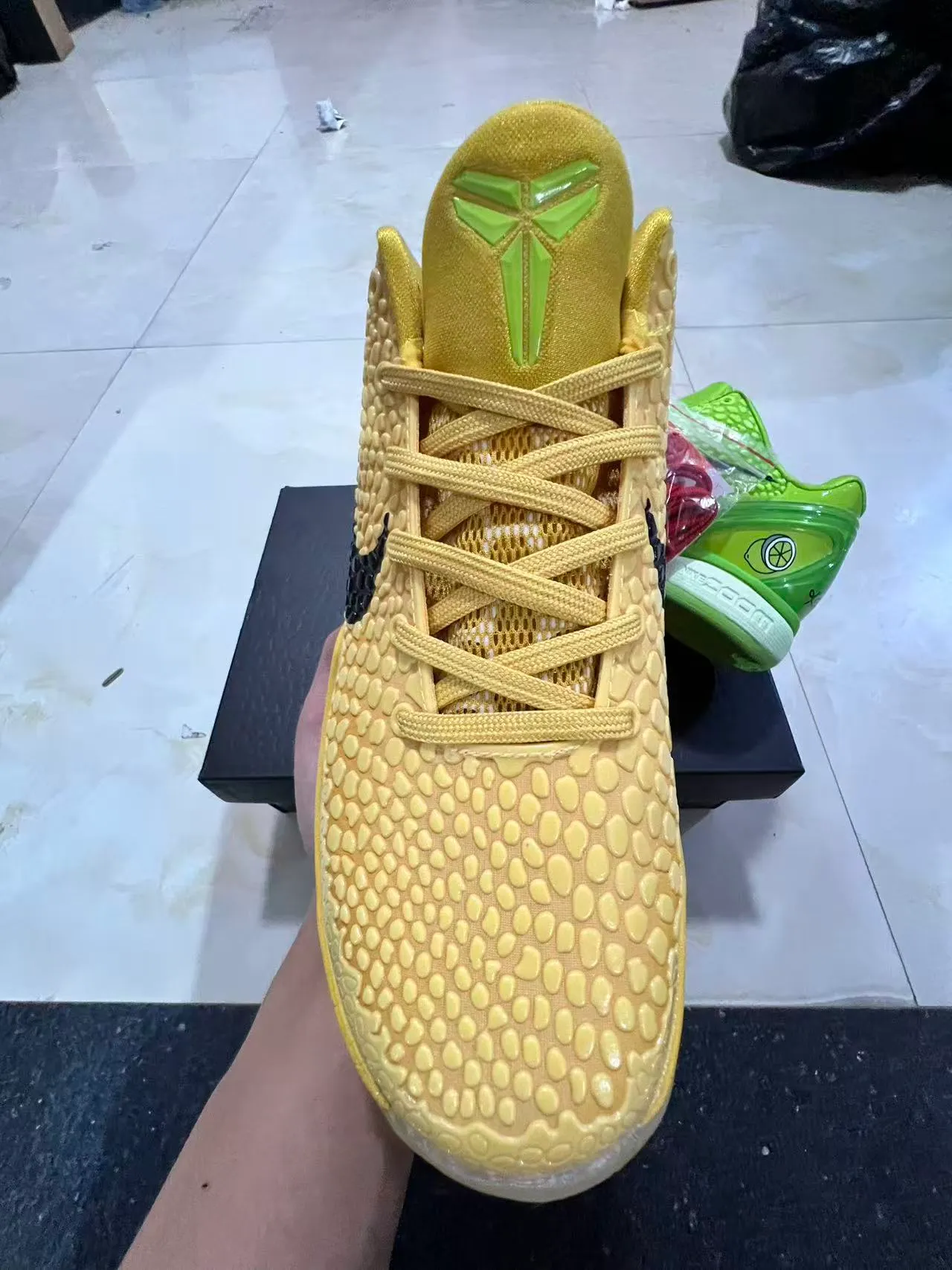Nike पीला काला हाई टॉप टेक्स्चर्ड पेबल्ड अपर बास्केटबॉल जूते 3