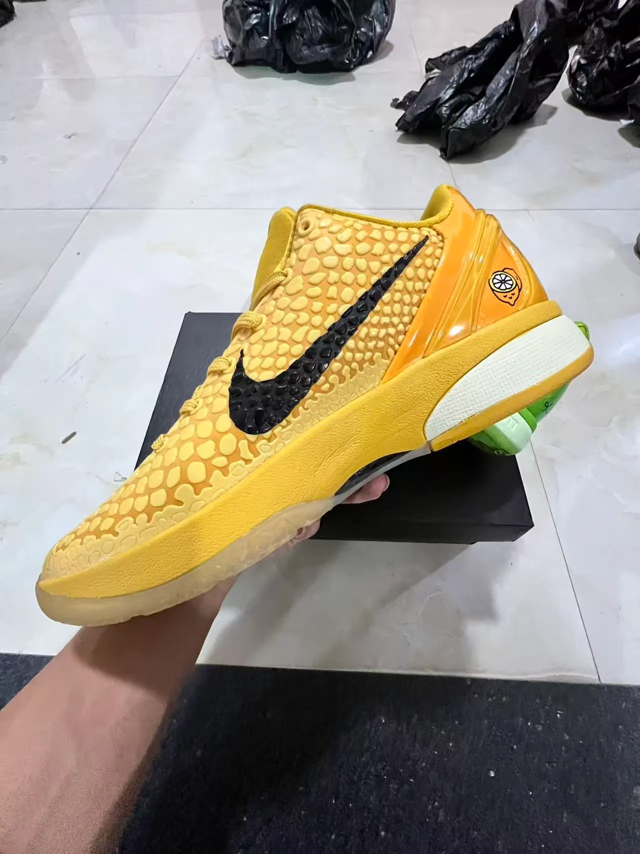 Nike पीला काला हाई टॉप टेक्स्चर्ड पेबल्ड अपर बास्केटबॉल जूते 5